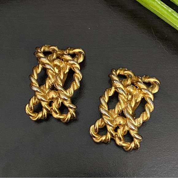 Vintage UnSigned Gold-Tone Twisted Rope Clip On Earrings - Picture 4 of 12